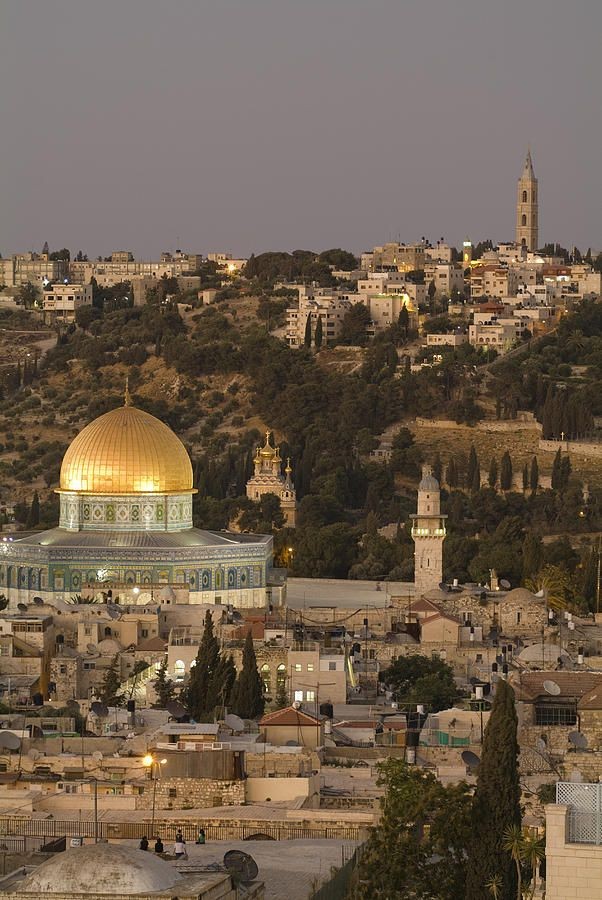 A Mesquita de Al-Aqsa situa-se na cidade de Jerusalém, mais concretamente na área da Cidade Antiga, na parte sul do Haram al-Sharif (o 
