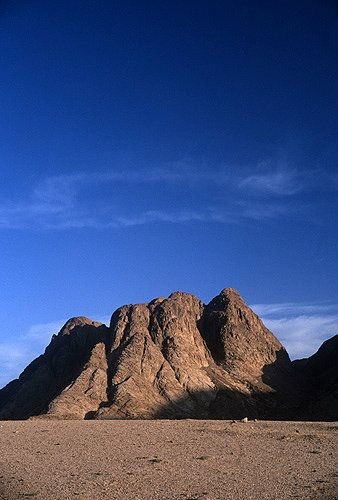 Do grego, o Monte Sinai está situado no sul da península do Sinai, no Egito. Esta região é considerada sagrada por três religiões: judaísmo, cristianismo e islamismo. É um pico de granito com uma altitude de 2285 metros onde, segundo a Bíblia e a tradição judaica, Moisés recebeu as Tábuas da Lei.